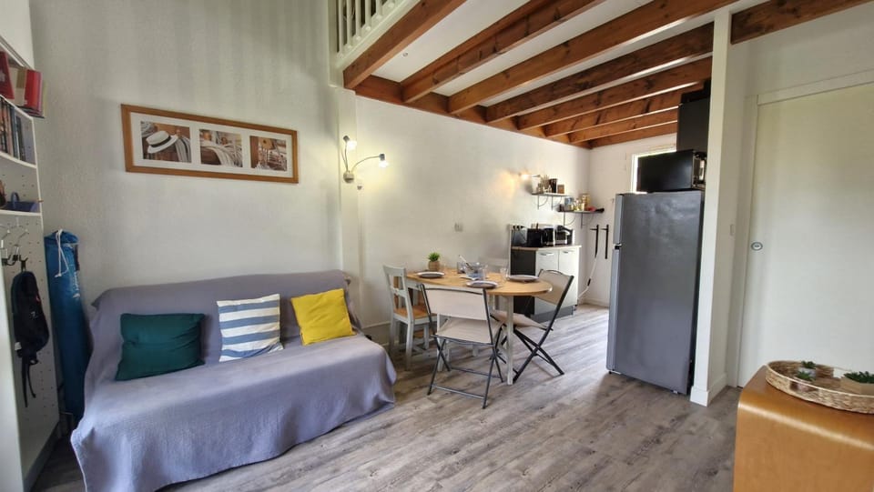 TV and multimedia, Kitchen or kitchenette, Living room, Seating area, Dining area