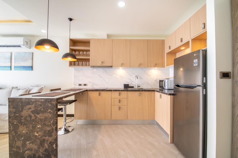 Kitchen or kitchenette, minibar, stove