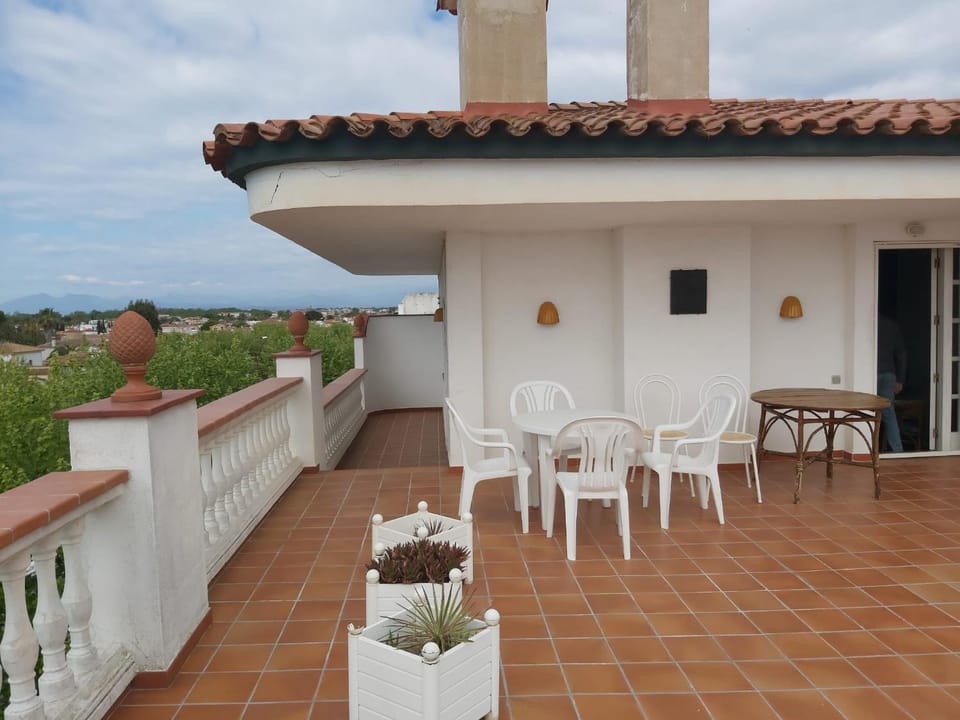 APARTAMENT AMB GRAN TERRASSA Apartment in Alt Empordà