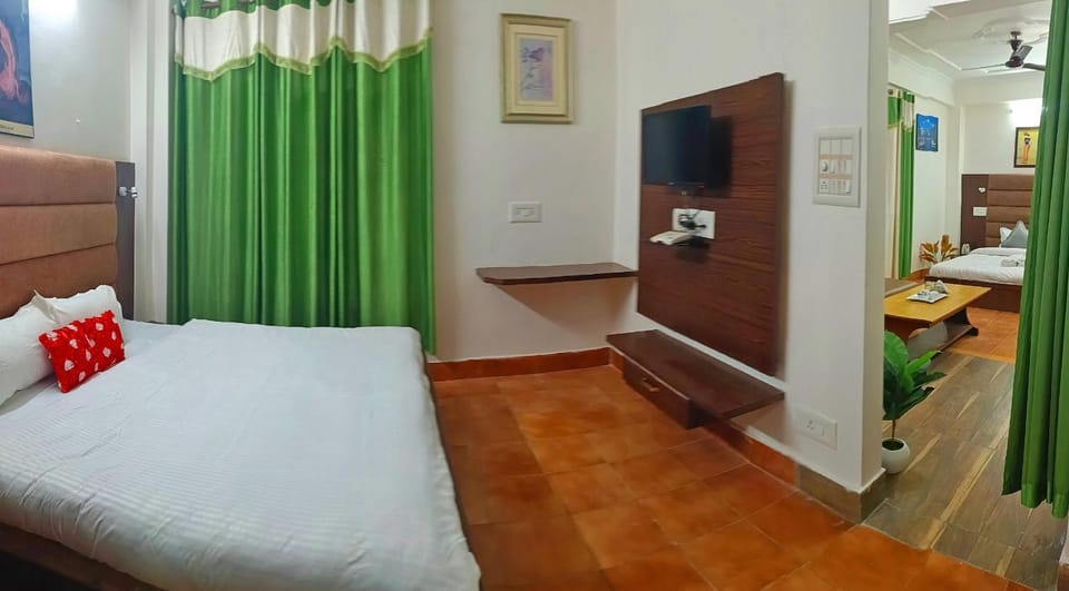 Bed, TV and multimedia, Photo of the whole room, Bedroom