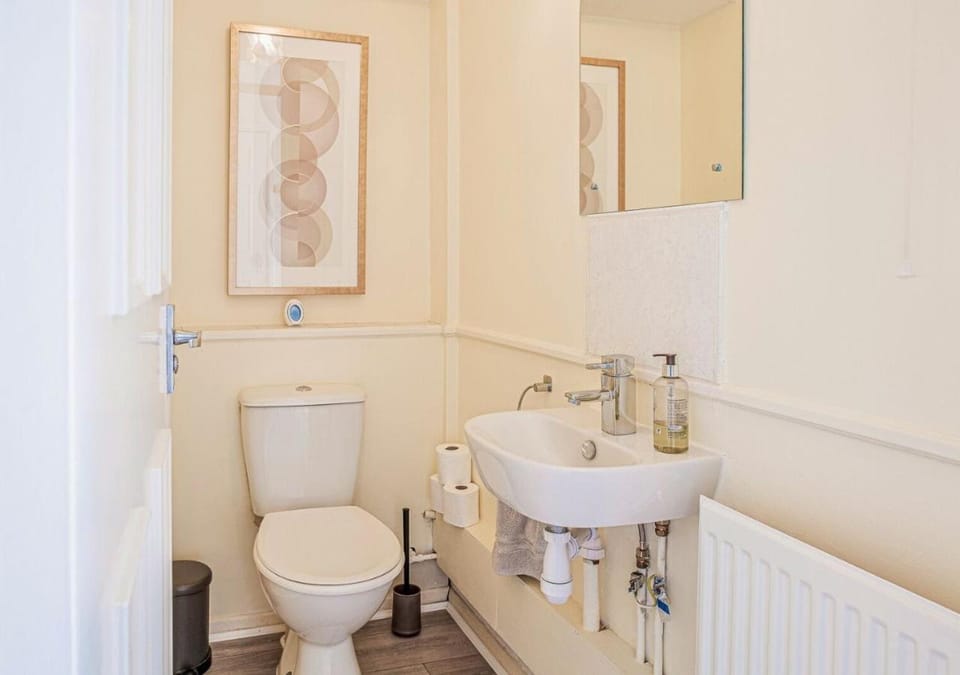 Central 2 Bed House w/ Garden and Free Parking! House in Cheltenham