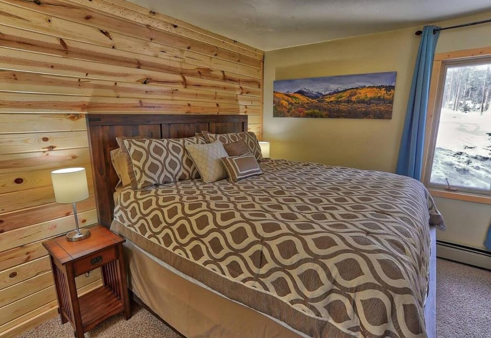 Goldcamp Launchpad Location Hike and Hot Tub House in Breckenridge