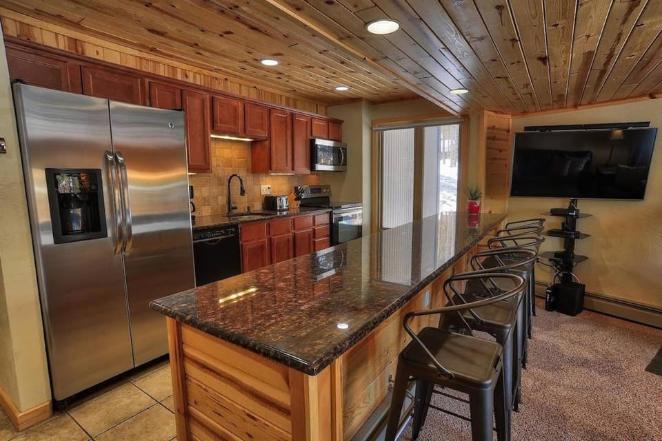Goldcamp Launchpad Location Hike and Hot Tub House in Breckenridge