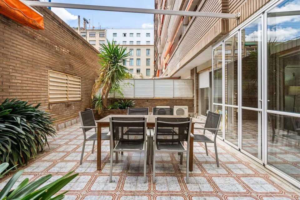 Sunny Terrace Retreat AC 3BR2BA Apartment in Barcelona