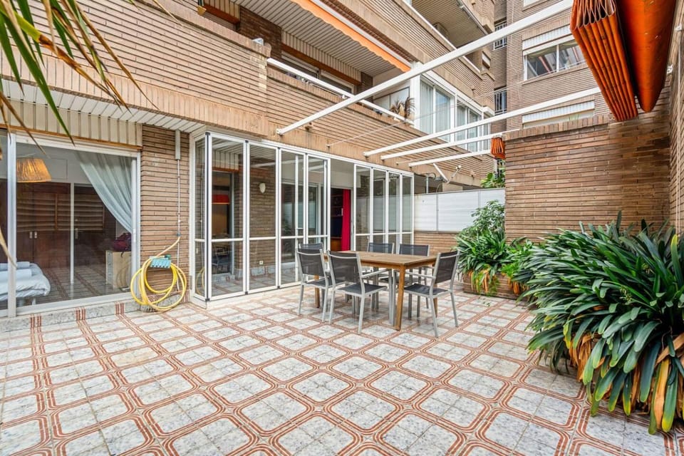 Sunny Terrace Retreat AC 3BR2BA Apartment in Barcelona