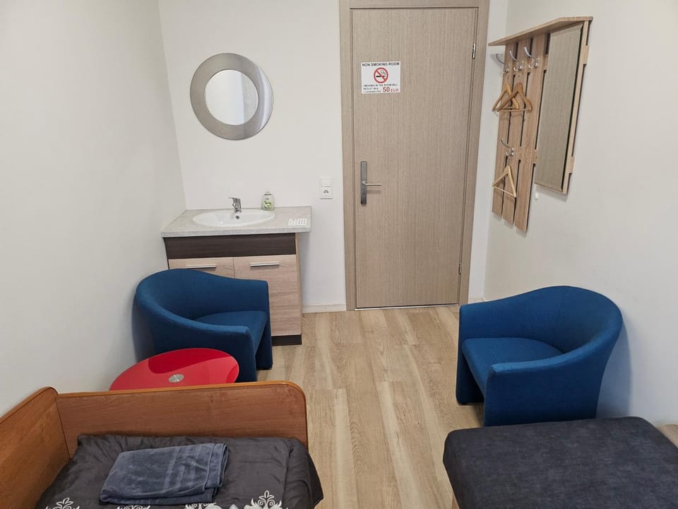 Bed, Living room, Photo of the whole room, Seating area, Bedroom, towels