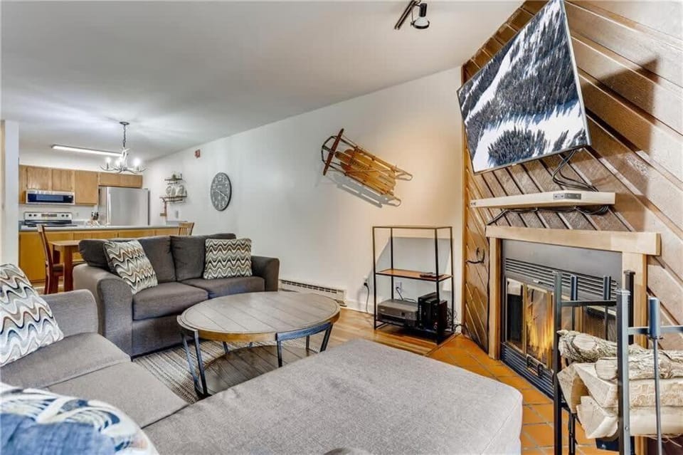 Lovely 2 BDR Condo Close to Skiing and Main St House in Breckenridge