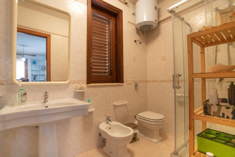 Shower, Toilet, Bathroom, bidet, towels