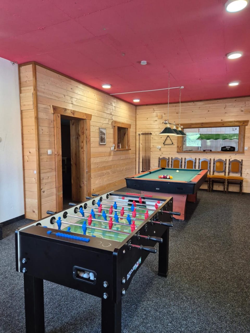 Communal lounge/ TV room, Billiard, Darts, Game Room, Table tennis, Evening entertainment, Entertainment, Drinks, group of guests