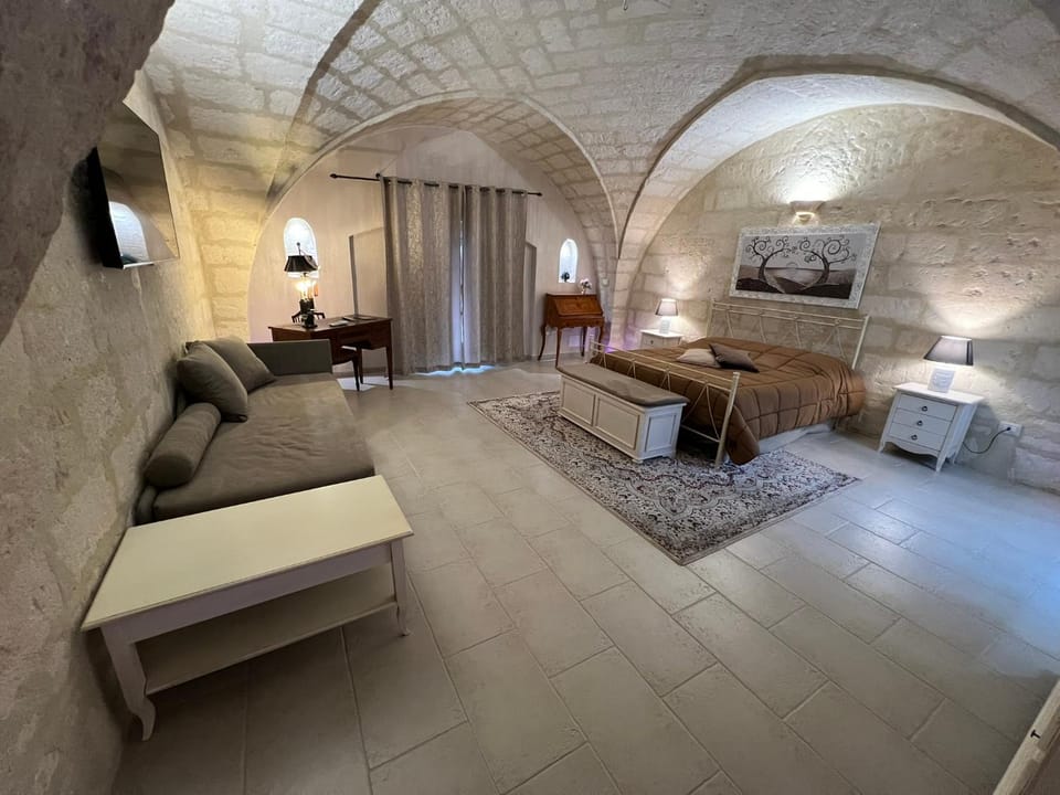 Bed, TV and multimedia, Living room, Seating area