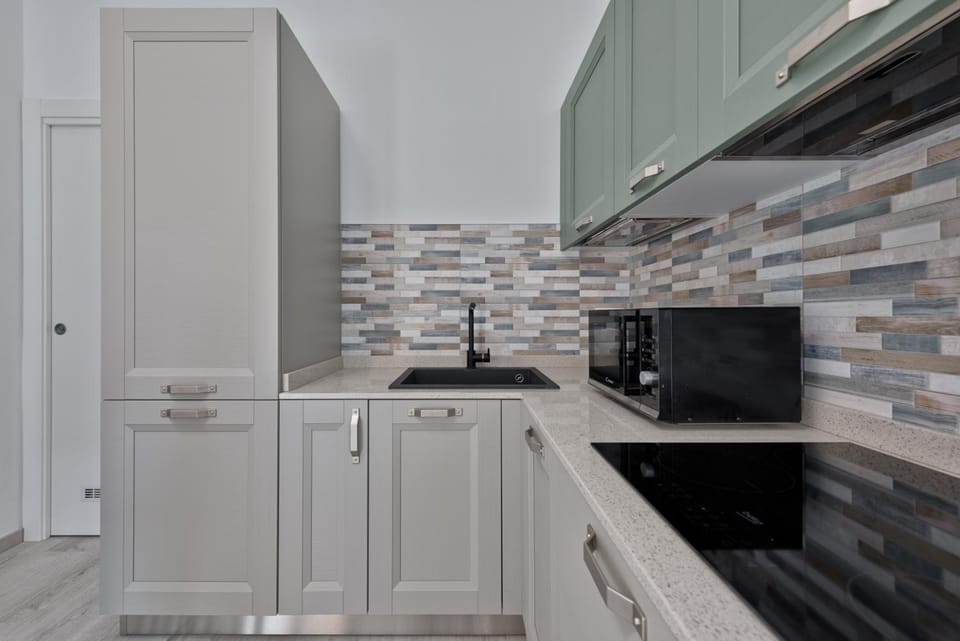 Kitchen or kitchenette, dishwasher, minibar