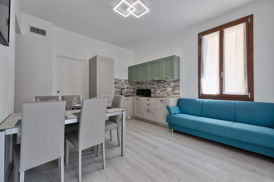 Kitchen or kitchenette, Dining area, minibar