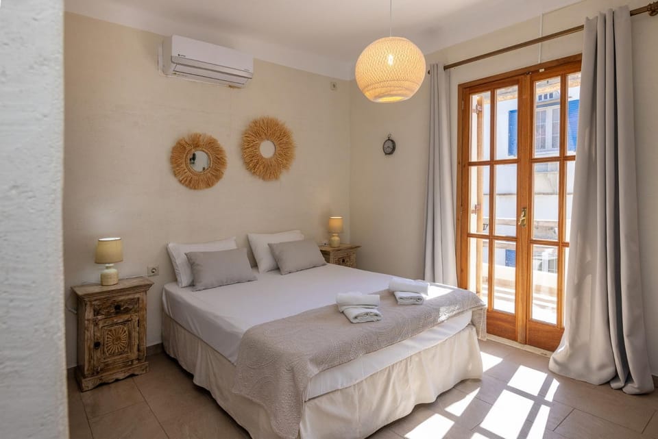 Bed, Bedroom, air conditioner