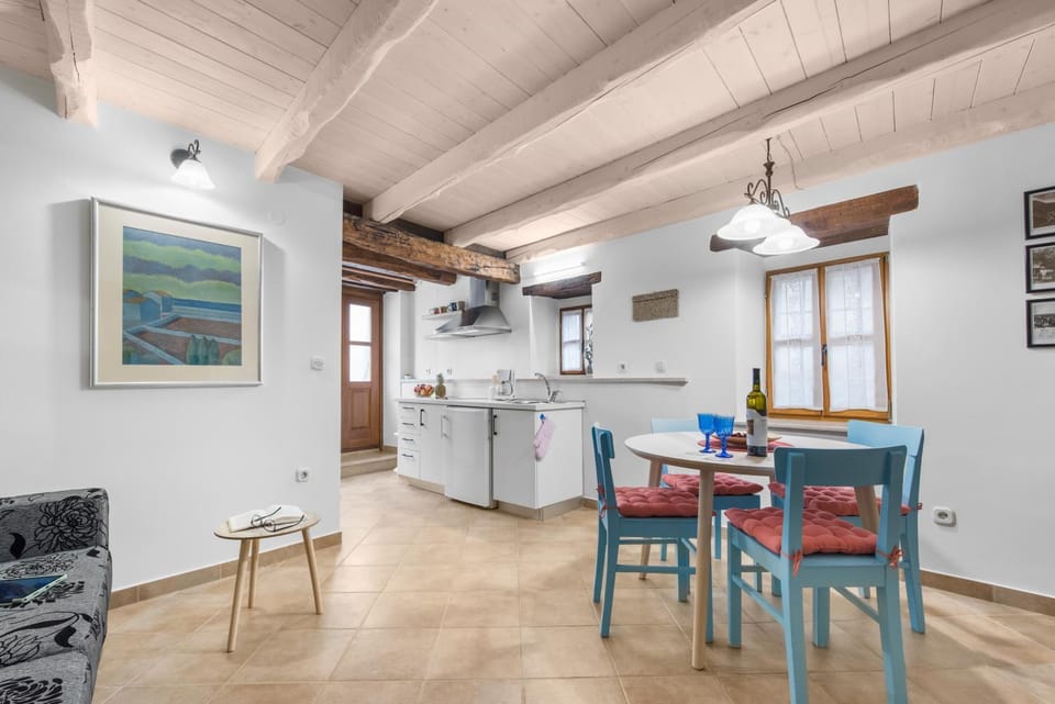 Kitchen or kitchenette, Seating area, Dining area, stove
