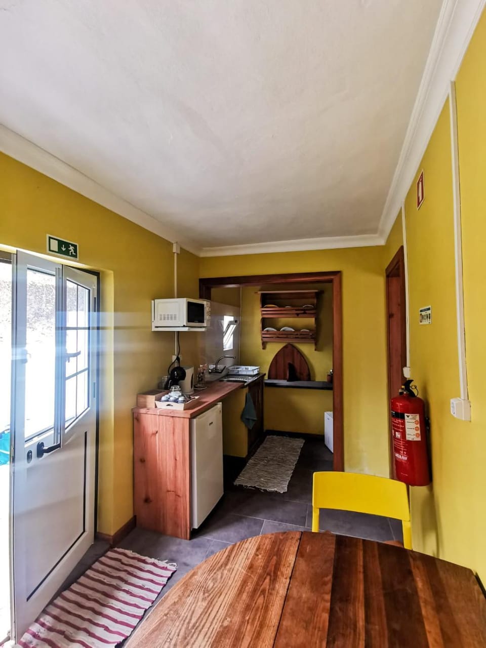 Kitchen or kitchenette, minibar, stove