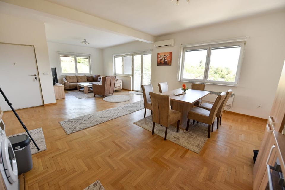 Kitchen or kitchenette, Living room, Seating area, Dining area