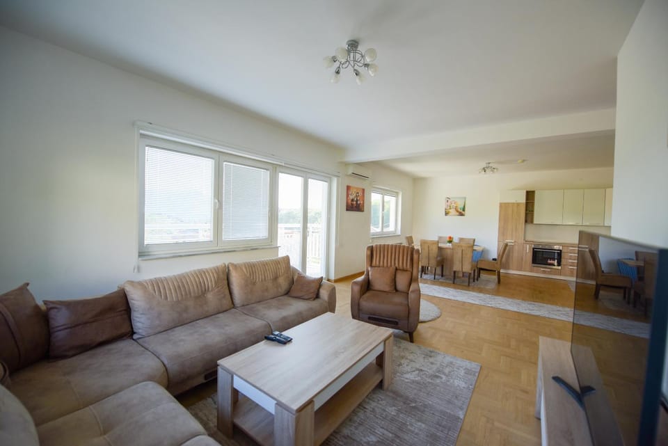 TV and multimedia, Kitchen or kitchenette, Living room, Seating area, Dining area