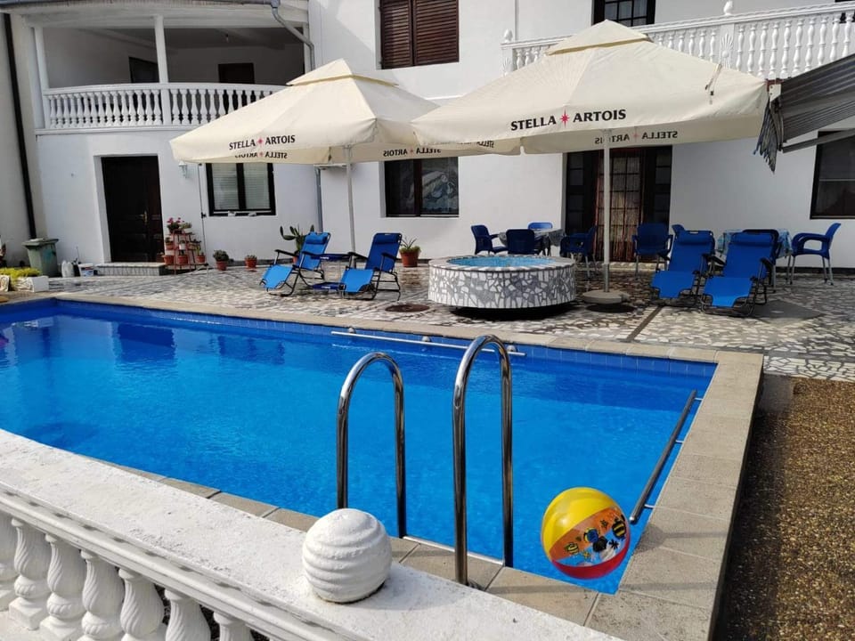 Patio, Day, Swimming pool