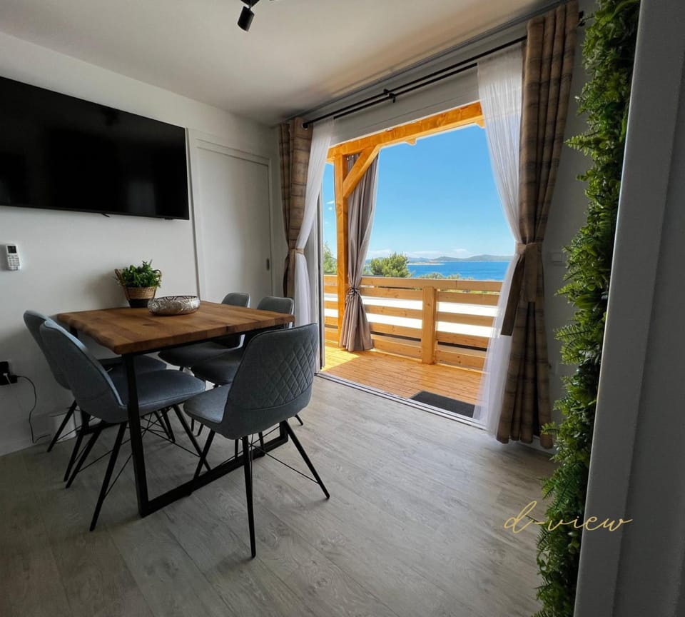 Communal lounge/ TV room, Natural landscape, TV and multimedia, View (from property/room), Balcony/Terrace, Living room, Seating area, Dining area, Evening entertainment, Sea view