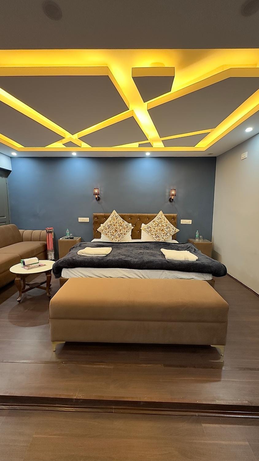 Bed, Photo of the whole room, Seating area, Bedroom