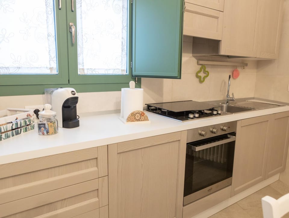 Coffee/tea facilities, Kitchen or kitchenette, minibar, pet friendly, stove