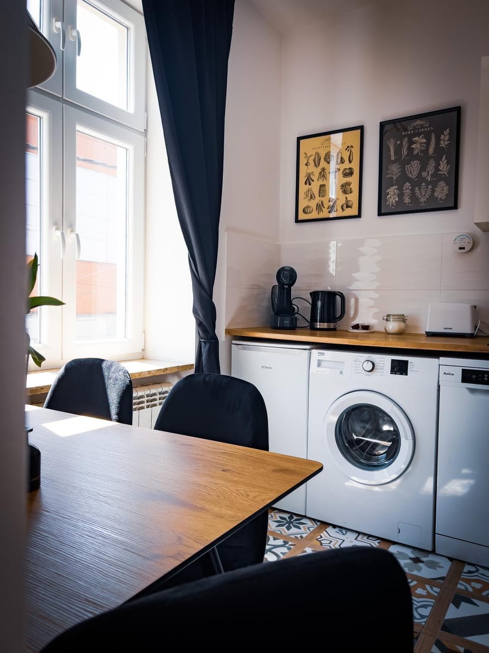 Coffee/tea facilities, Kitchen or kitchenette, Seating area, Dining area