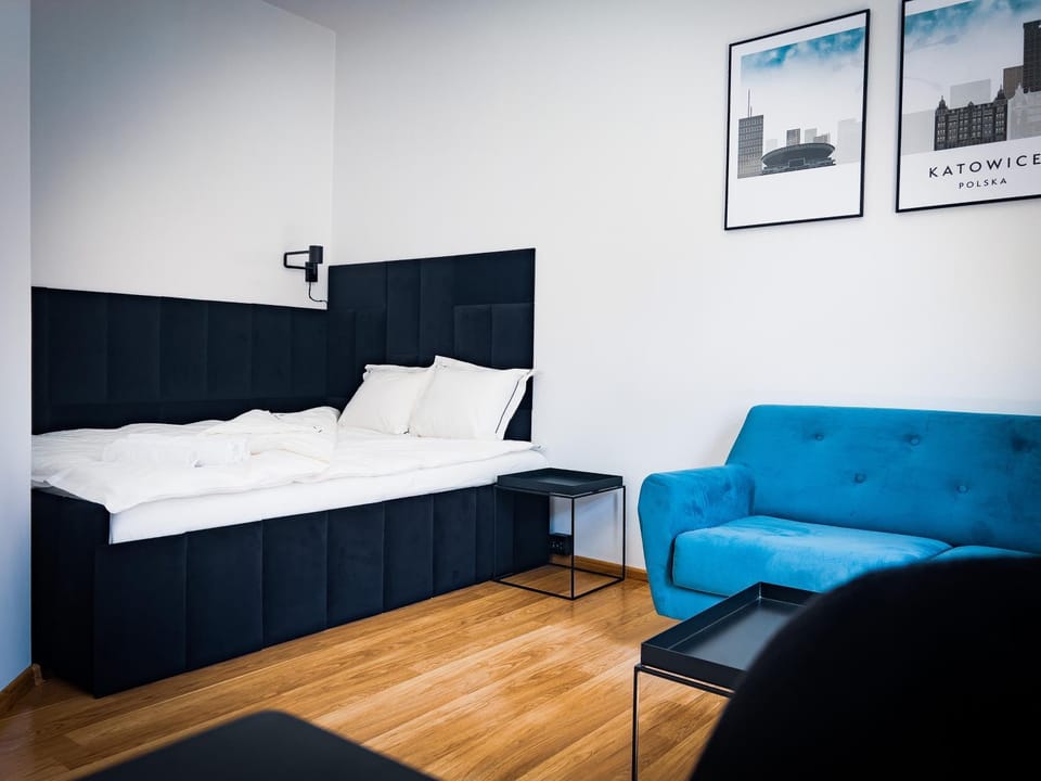 Bed, Photo of the whole room, Seating area, Bedroom