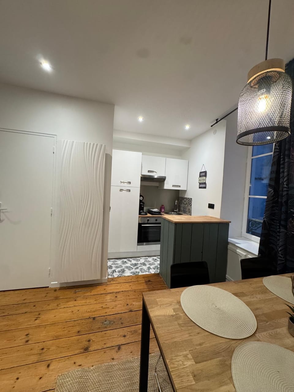 Kitchen or kitchenette, Dining area, oven, stove