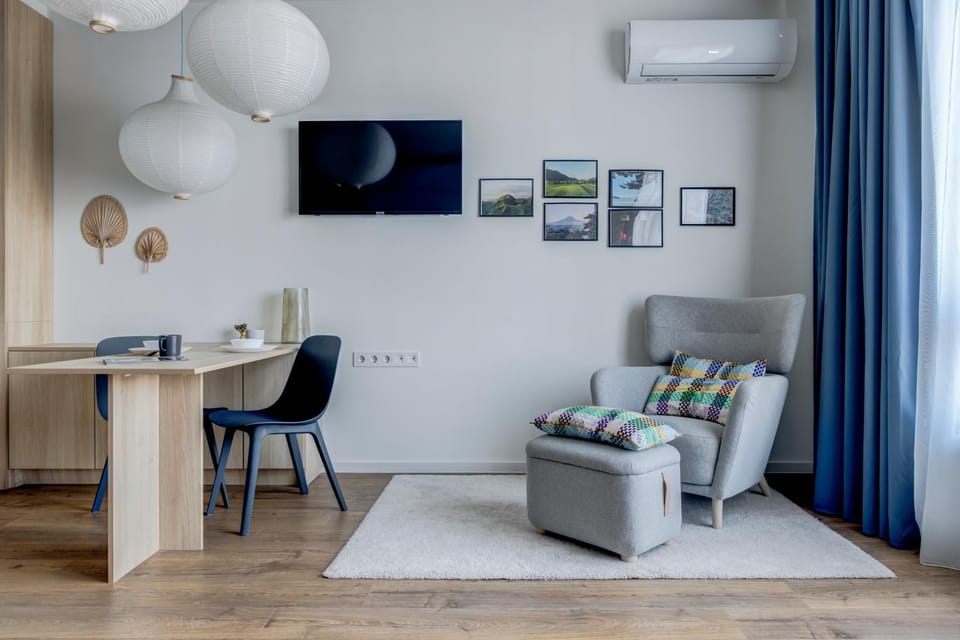 TV and multimedia, Seating area, air conditioner