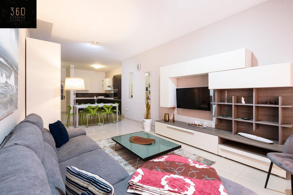 Communal lounge/ TV room, Bed, TV and multimedia, Kitchen or kitchenette, Living room, Photo of the whole room, Seating area, Evening entertainment, Bedroom, wardrobe