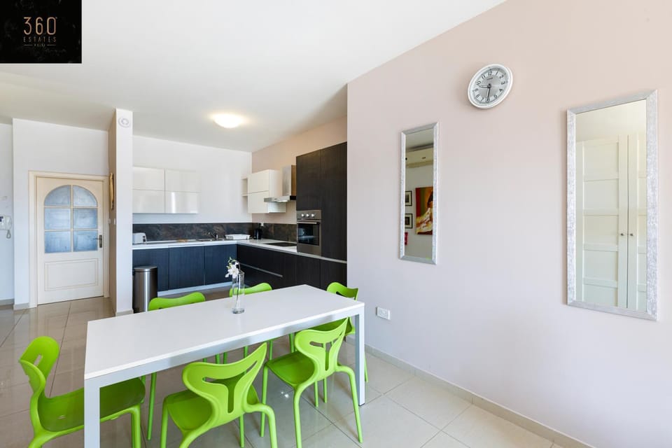 Kitchen or kitchenette, Dining area, minibar, oven, pet friendly, stove