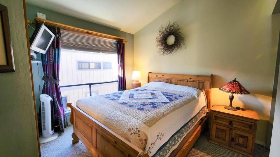 2BDR Walk to Ski Lifts and Main St House in Breckenridge