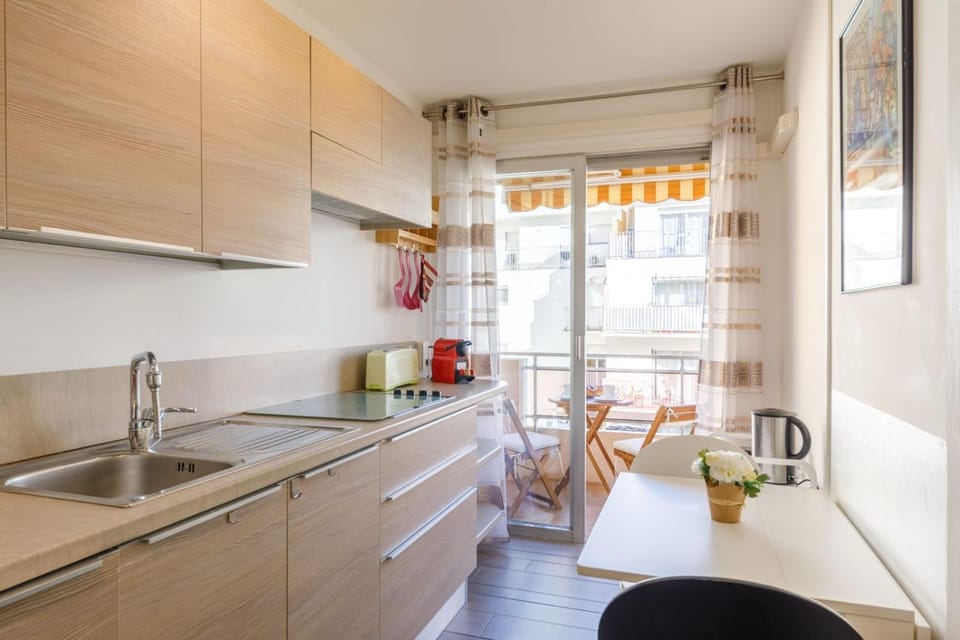 Coffee/tea facilities, Kitchen or kitchenette, Dining area, dishwasher, oven, stove, toaster