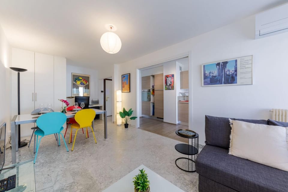 TV and multimedia, Living room, Seating area, air conditioner