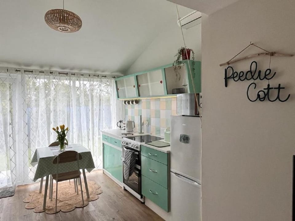 Kitchen or kitchenette, Dining area, minibar, pet friendly, stove, toaster, kitchen
