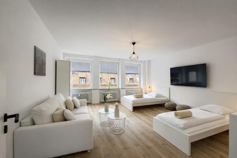 Bed, TV and multimedia, Photo of the whole room, Seating area, Bedroom