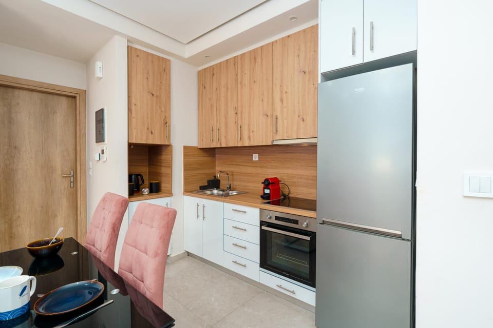 Kitchen or kitchenette, Dining area, oven, stove