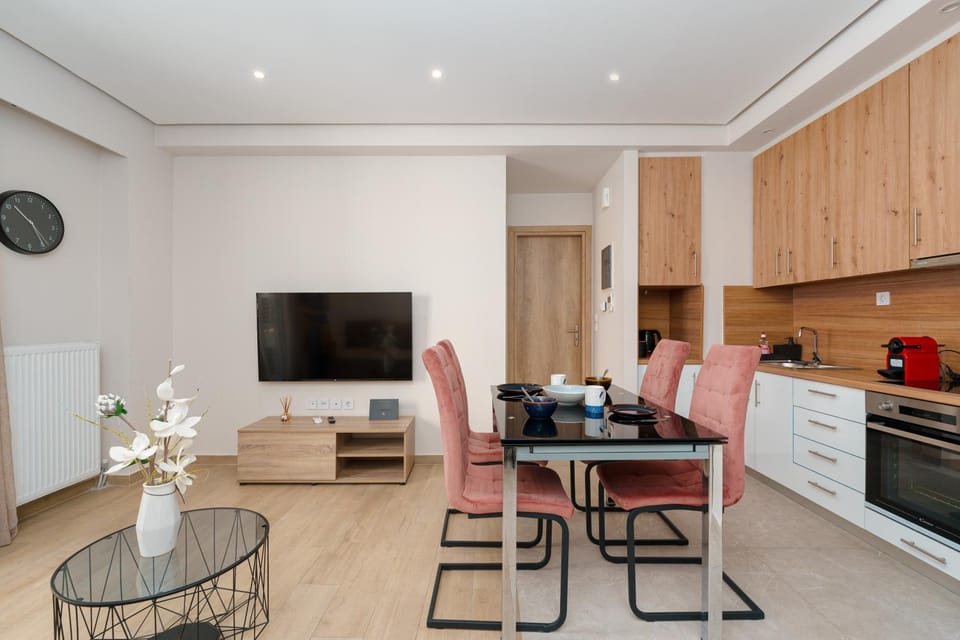 TV and multimedia, Kitchen or kitchenette, Living room, Seating area, Dining area, stove