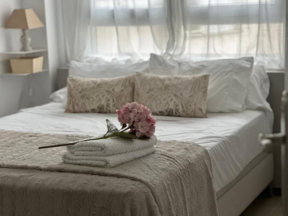 Bedroom, towels
