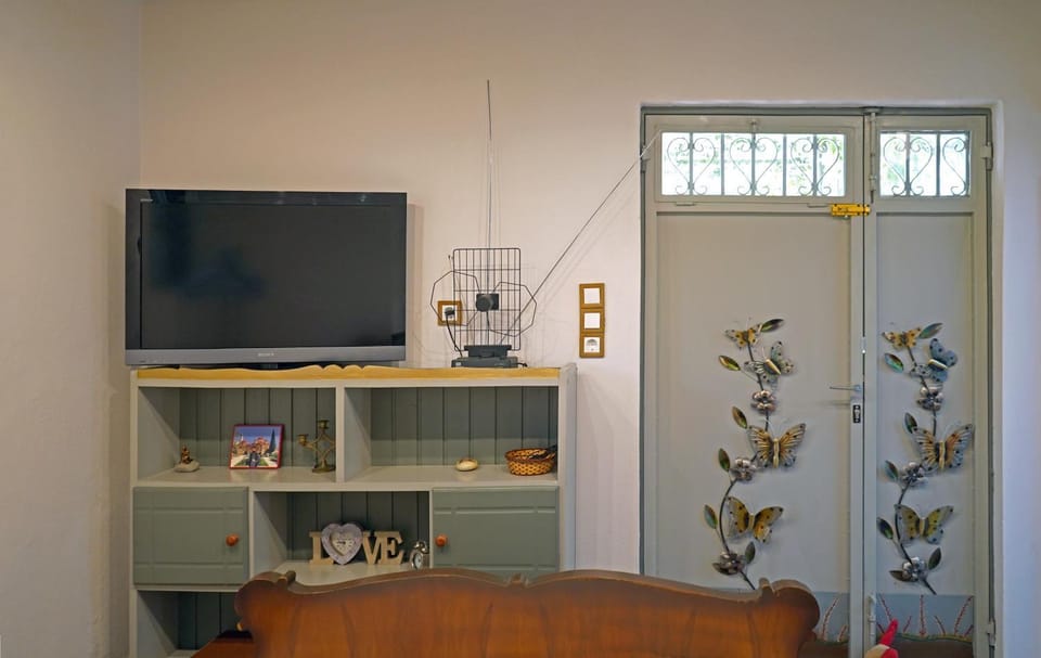 Bed, TV and multimedia, Bedroom