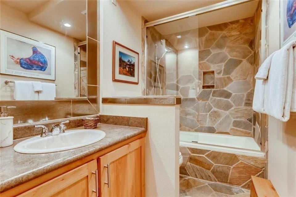 Timbernest Condo - 2 BDR Walk to Downtown & Lift House in Breckenridge