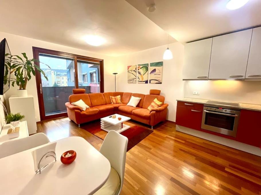 Entire Apartment, near Clarion, O2 Arena, Metro 3 min, Easter market in City Center 15 min Apartment in Prague