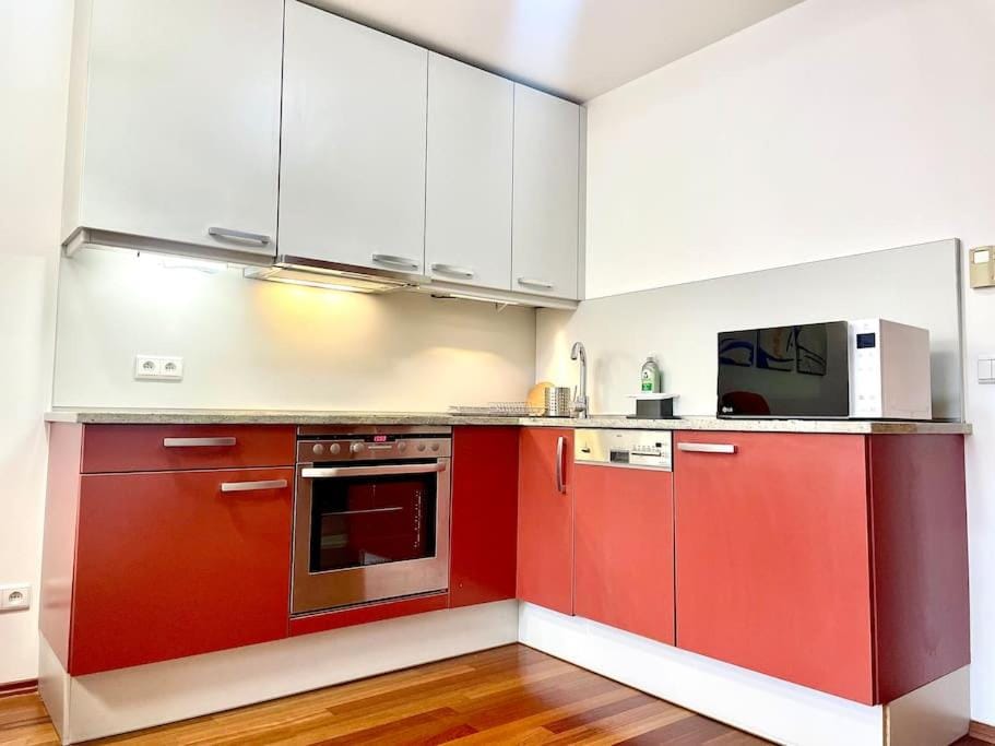 Entire Apartment, near Clarion, O2 Arena, Metro 3 min, Easter market in City Center 15 min Apartment in Prague