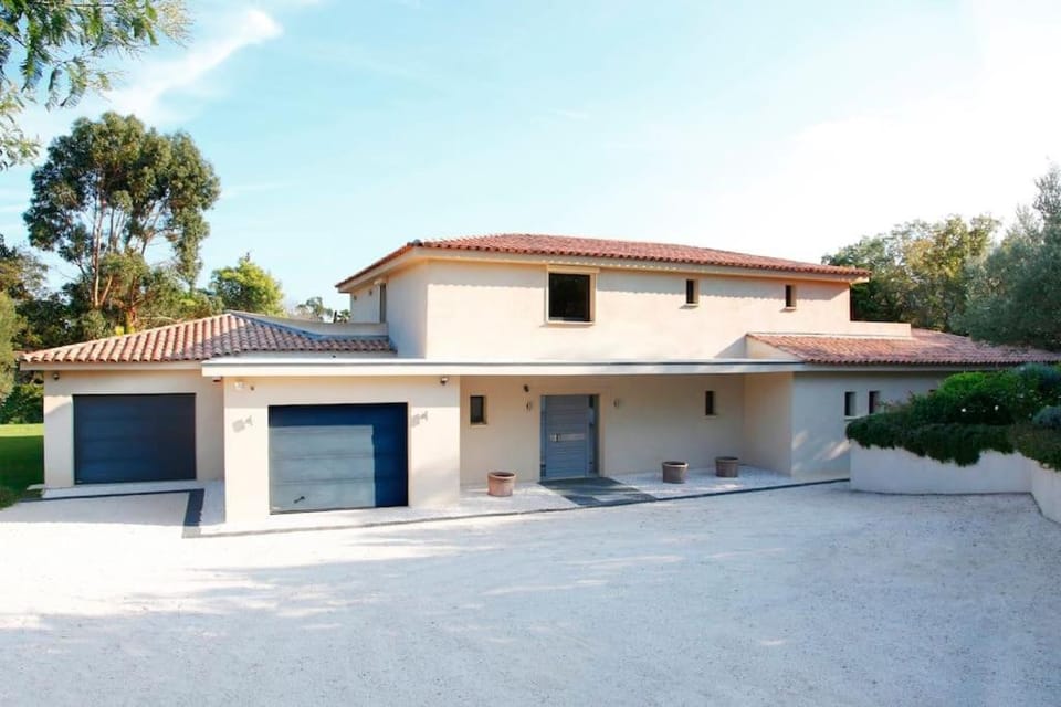 Luxueuse Villa vue mer avec piscine Golfe de St Tropez 14 personnes Villa in Grimaud