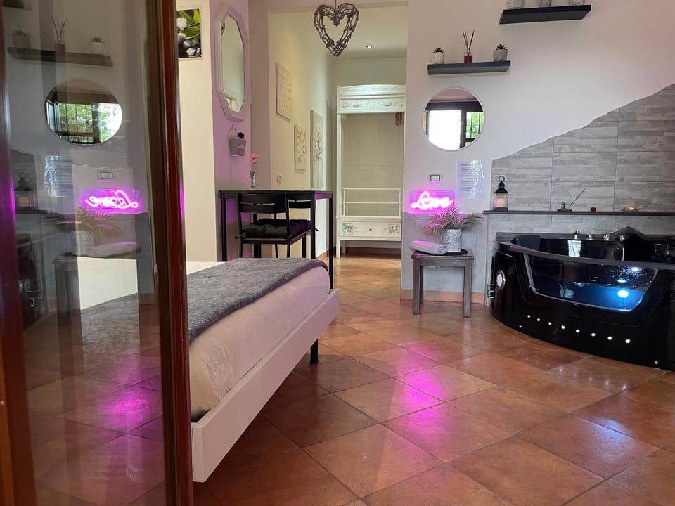 Bed, Hot Tub, Photo of the whole room, Bedroom, air conditioner