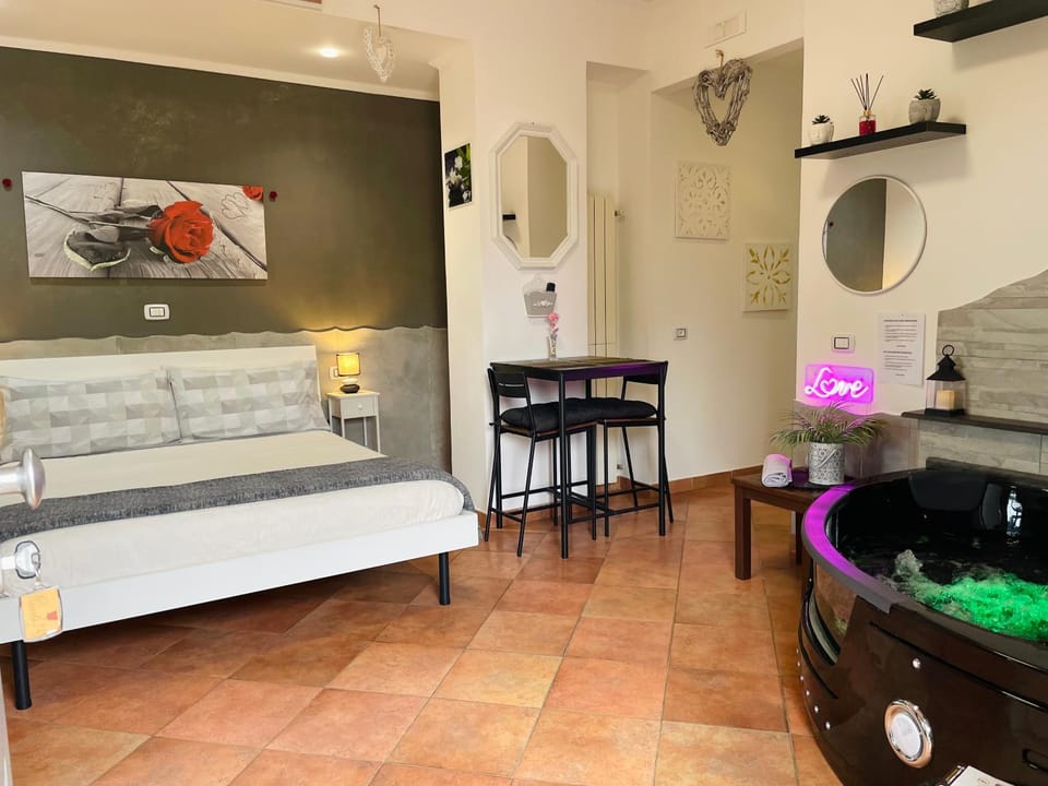 Bed, Hot Tub, Photo of the whole room, Bedroom, air conditioner