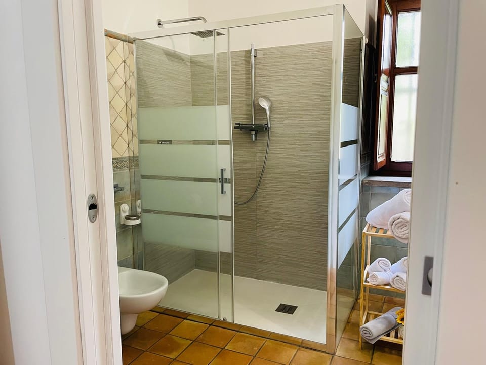 Shower, Toilet, Bathroom, towels