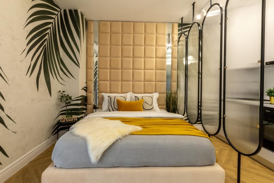 Yellow Jade Studio City Center - River View&Balcony Apartment in Bucharest