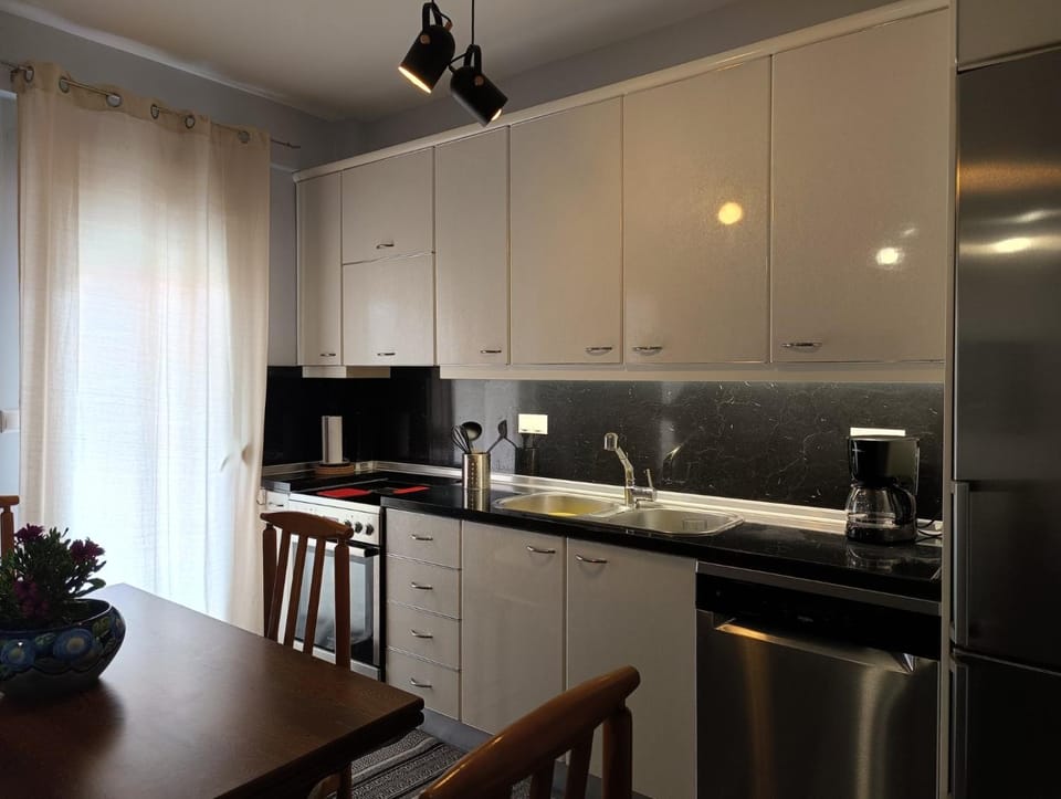 Kitchen or kitchenette, Dining area, dishwasher, pet friendly, stove