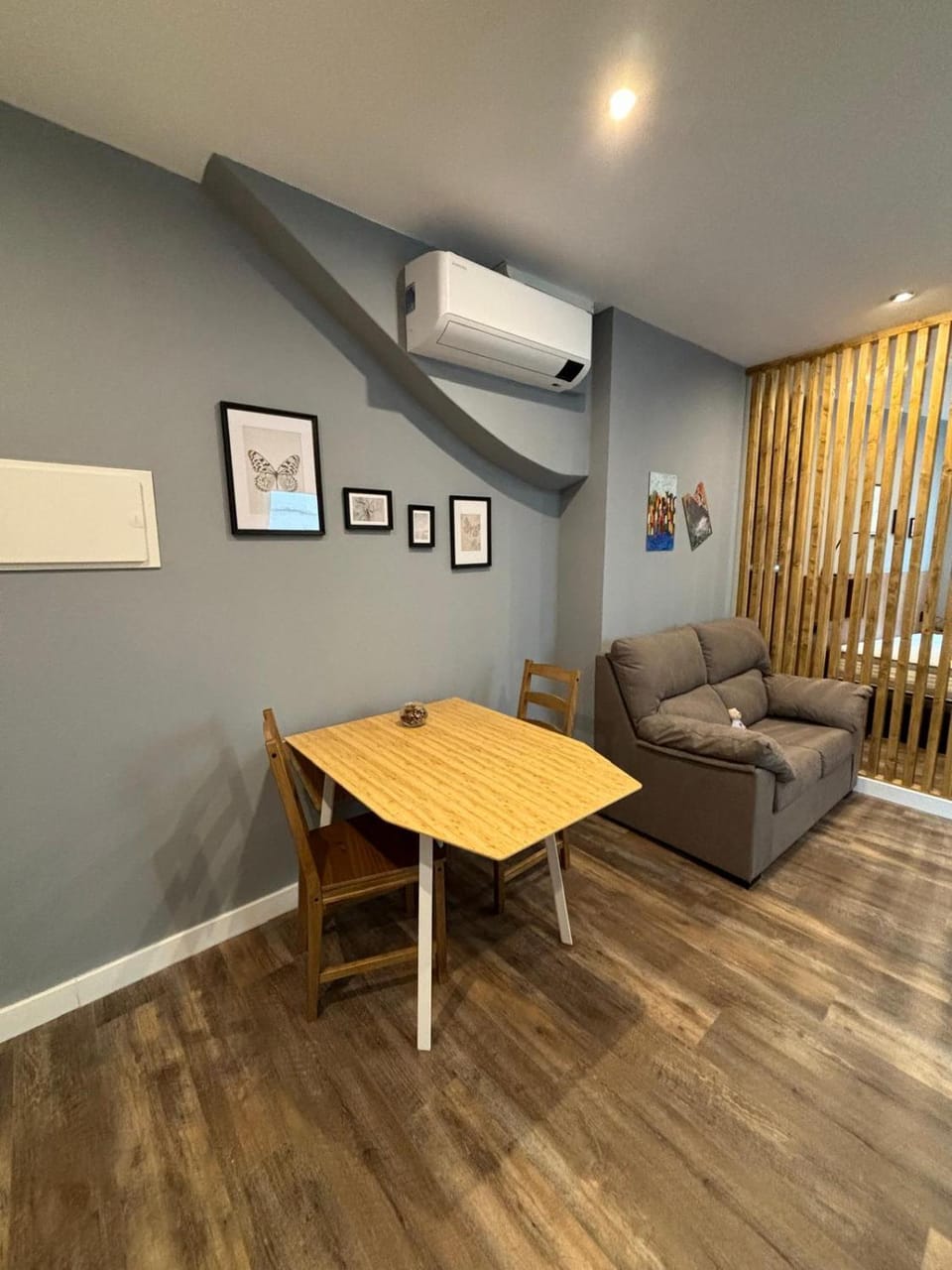 TV and multimedia, Living room, Seating area, air conditioner